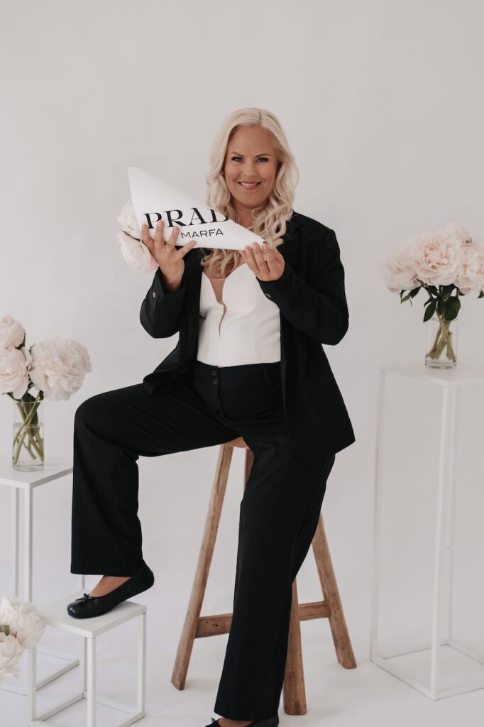 Svenja Feddersen, Hochzeitsplanerin in Hamburg und Schleswig-Holstein, posiert professionell im Fotostudio in einem modernen schwarzen Anzug