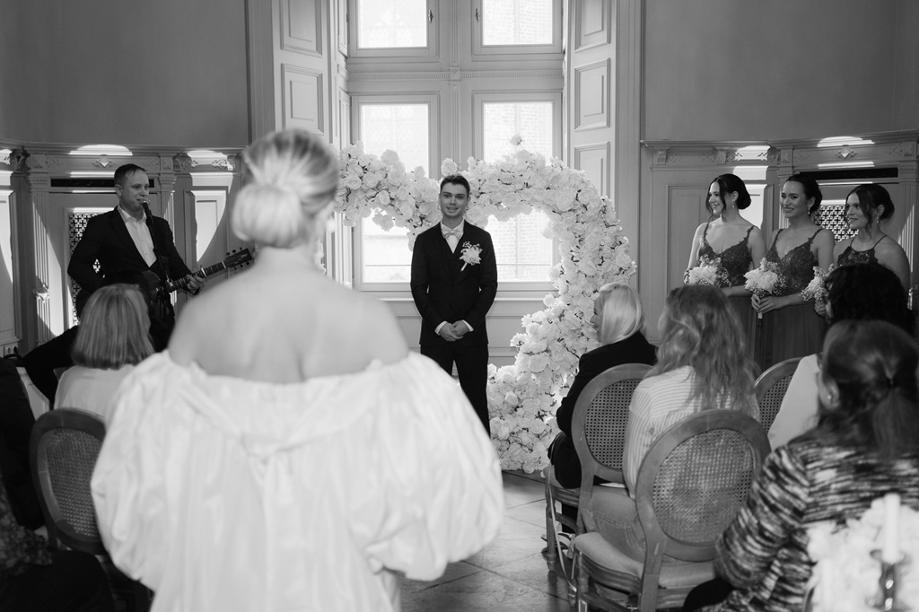 Schwarz-Weiß-Aufnahme einer Trauungsszene mit einer Braut und Gästen – stimmungsvolles Bild für den Kundenstimmen-Bereich.