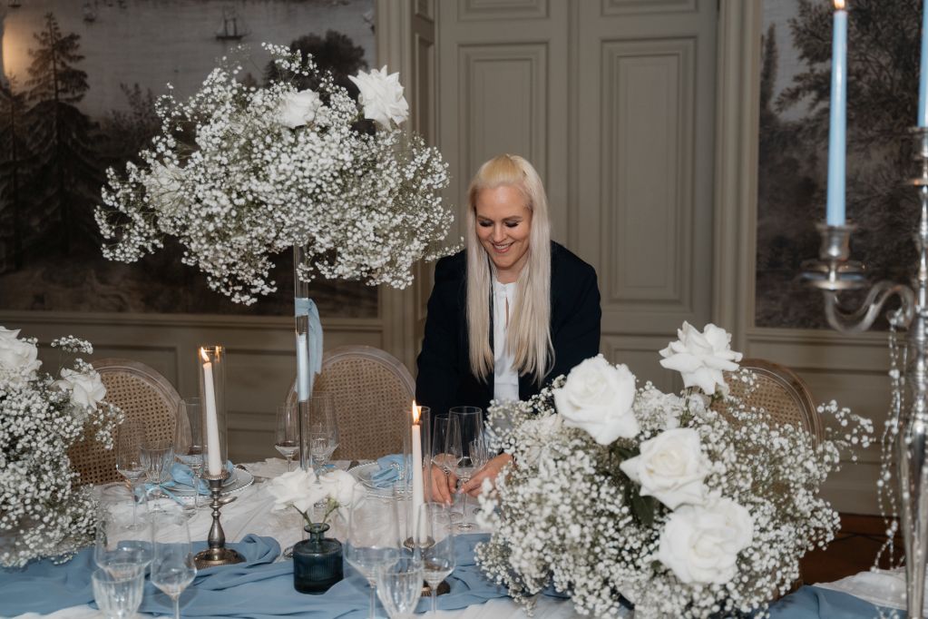 Svenja Feddersen betreut vor Ort eine Hochzeitstafel und arrangiert Gläser und Dekoration – professionelle Eventbetreuung am Hochzeitstag.