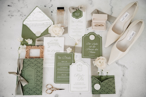 Hochwertiges Flatlay mit Hochzeitspapeterie, Accessoires und Farbkonzept in Grün und Weiß – Beispiel für ein individuelles Designkonzept von Svenja Feddersen.