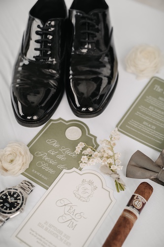 Flatlay mit Hochzeitsschuhen, Papeterie, Einladungskarten, Blüten und Accessoires