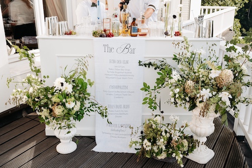 Professionelle Hochzeitsbar mit hochwertiger Ausstattung und stilvollen Blumenarrangements – Beispiel für ausgewählte Top-Dienstleister.