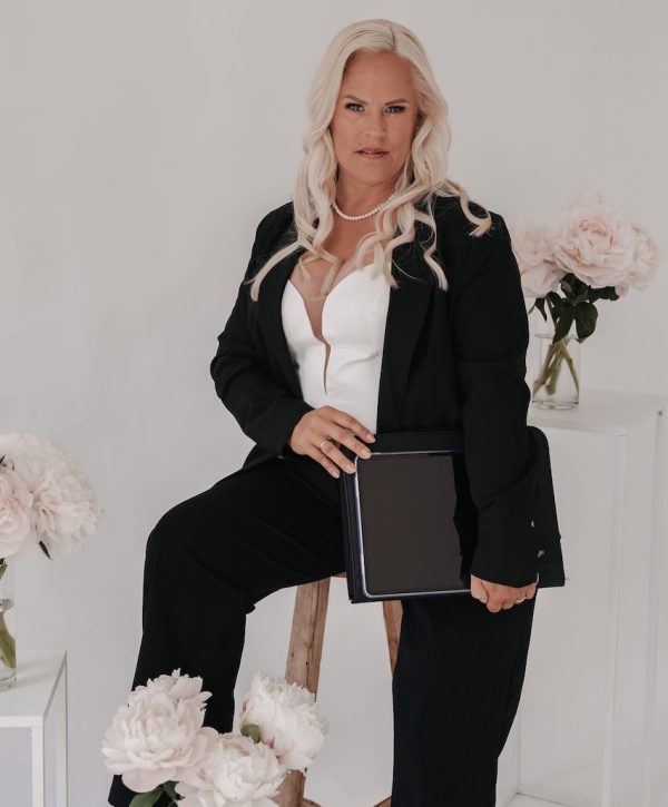 Svenja Feddersen – Eure Ansprechpartnerin Svenja Feddersen, eure Ansprechpartnerin für exklusive Hochzeitsplanung zwischen Hamburg und Schleswig-Holstein, freut sich über eure Nachricht.